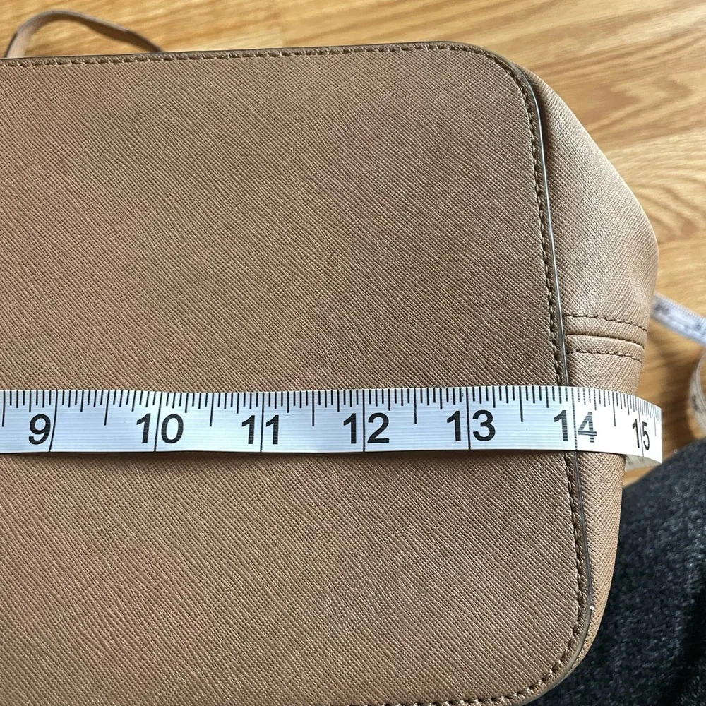 Michael Kors Jet Set Medium Saffiano Leather Top-Zip Tote Bag – Tan‎